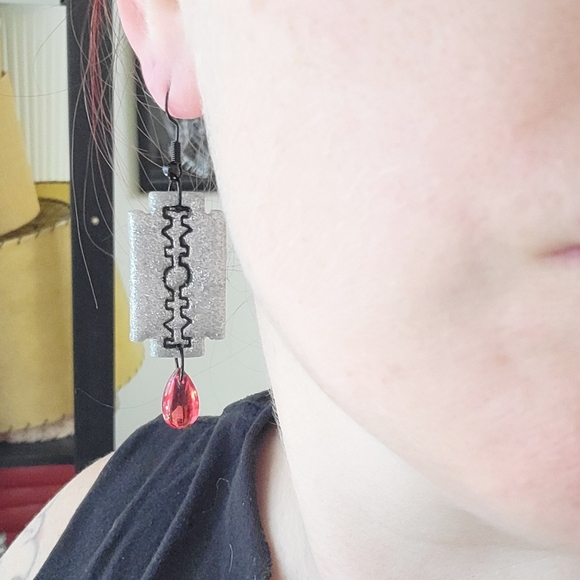 Razor blade earrings - Picture 2 of 3